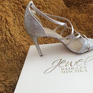 JEWEL BADGLEY MISCHKA   9.5  GOLD. 3 inch heels